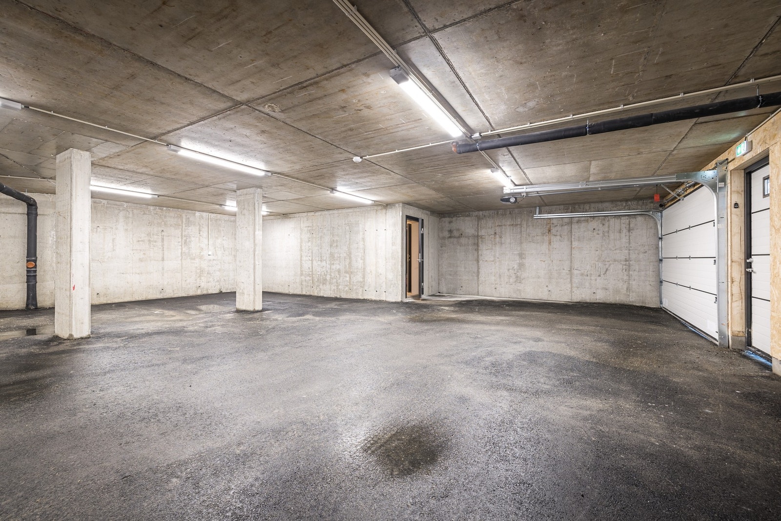 Her får du enkel tilkomst til stort garasjeanlegg som deles med to nabohus. Boligen har to faste garasjeplasser Galleribilde