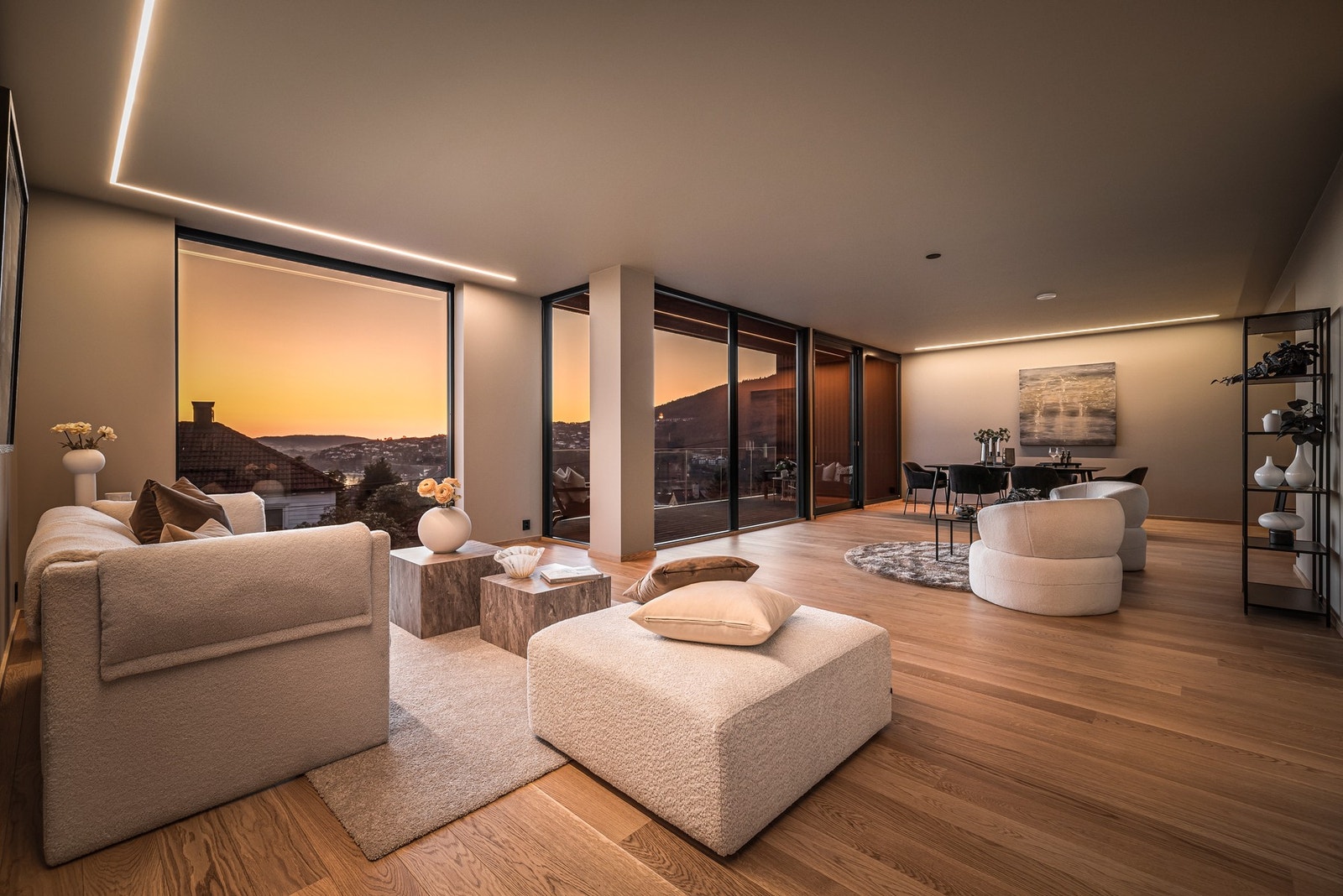 Justerbar belysning med spotter og led-striper gjør det enkelt å tilpasse belysningen til ønsket stemning. Galleribilde