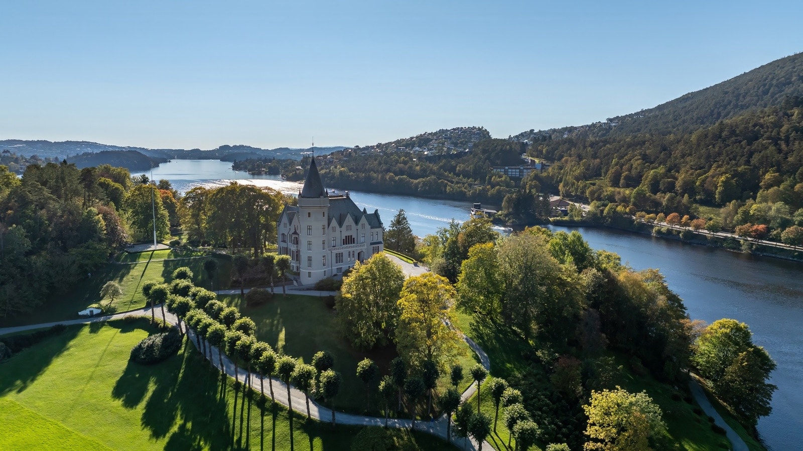 Gamlehaugen er beliggende i umiddelbar nærhet. Et meget fint rekreasjonsområde. Galleribilde