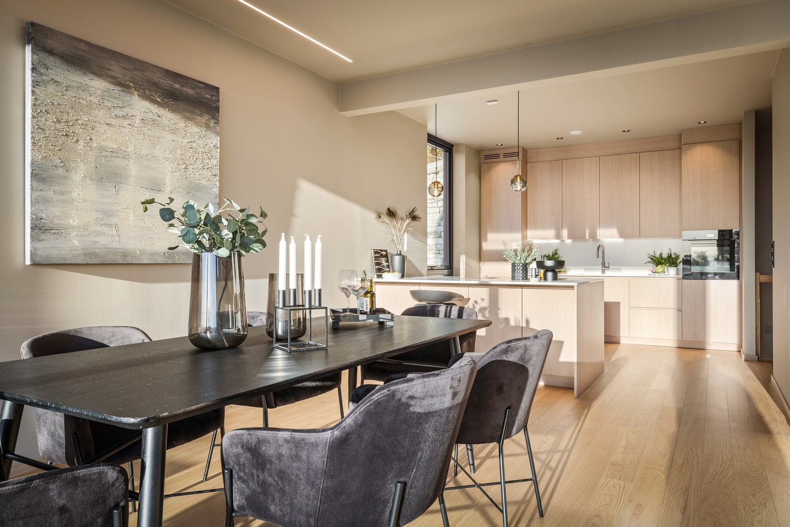 Funksjonell innredning som gir rikelig med skap- og benkeplass. Galleribilde