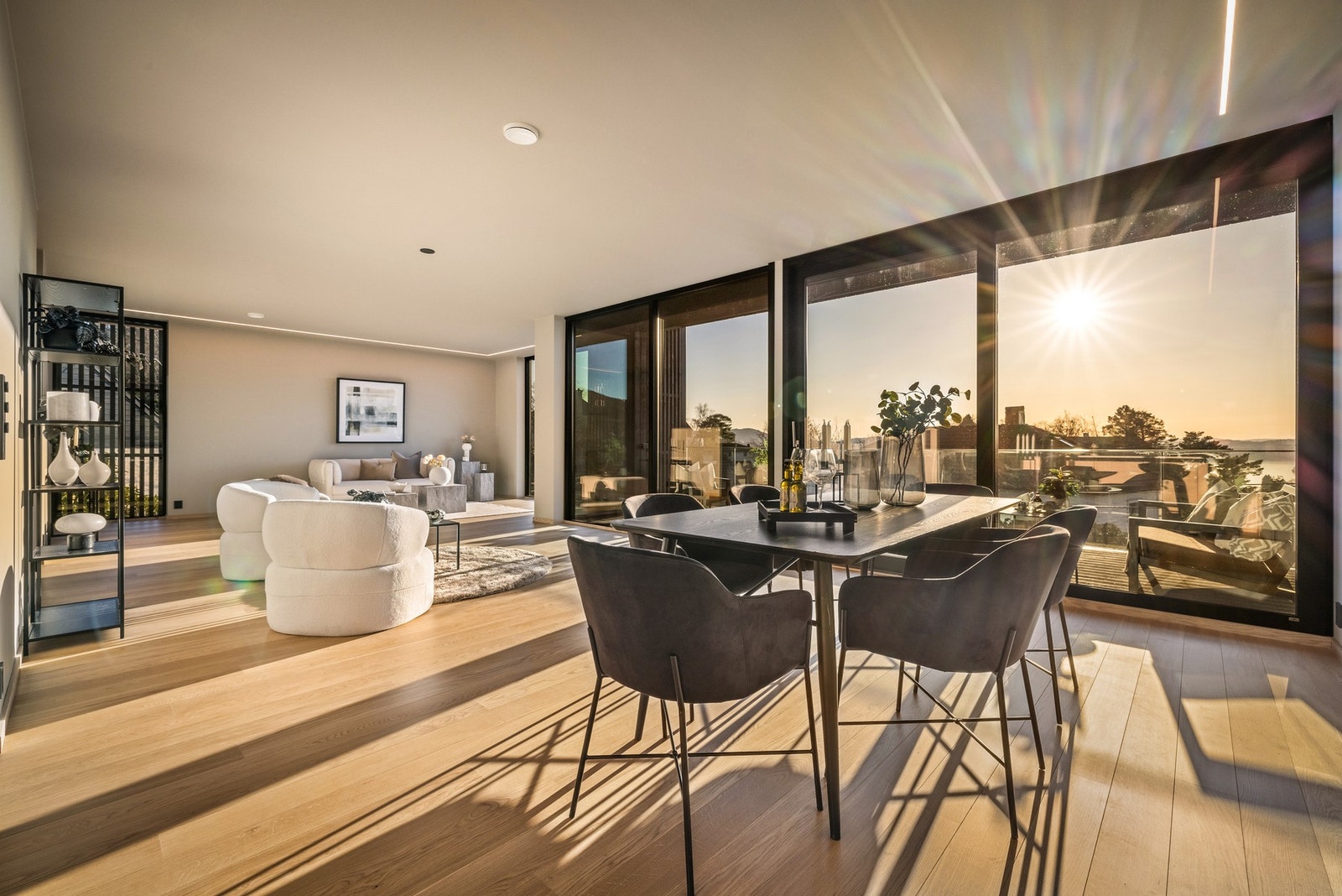 Vinduer med 3-lags energi- og soldempende glass. Noen av vinduene er også selvrensende. Galleribilde