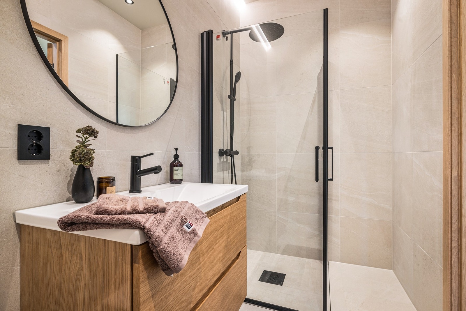 Bildet viser badet i 2. etasje - 4,1 m² (2. etg.) Baderommene har sorte Imber innfellbare dusjvegger og fliser av 60x60. Galleribilde