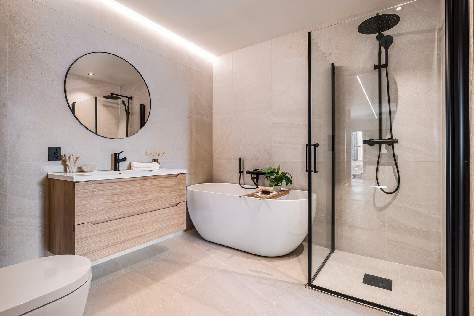 Det største badet i 1. etasje har et areal på 6,6 m². Her er det både badekar og dusjhjørne. Galleribilde