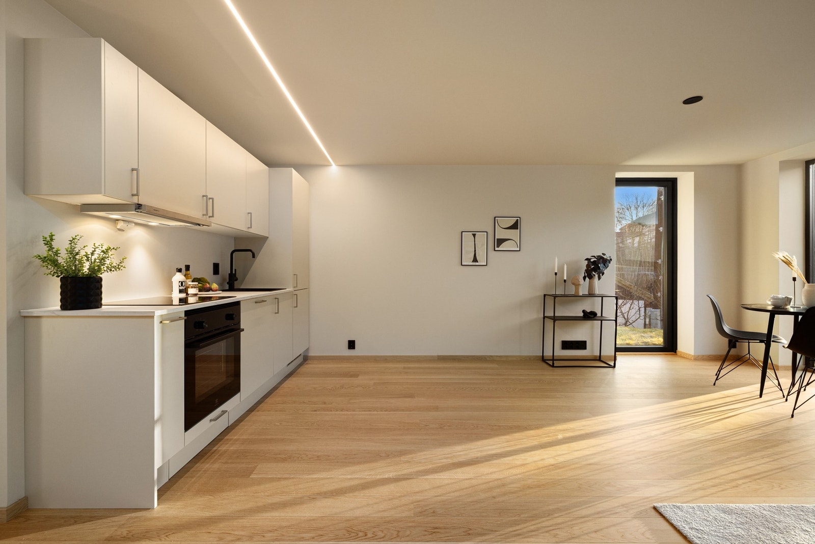 Stilren kjøkkeninnredning fra Sigdal med integrerte hvitevarer. Galleribilde