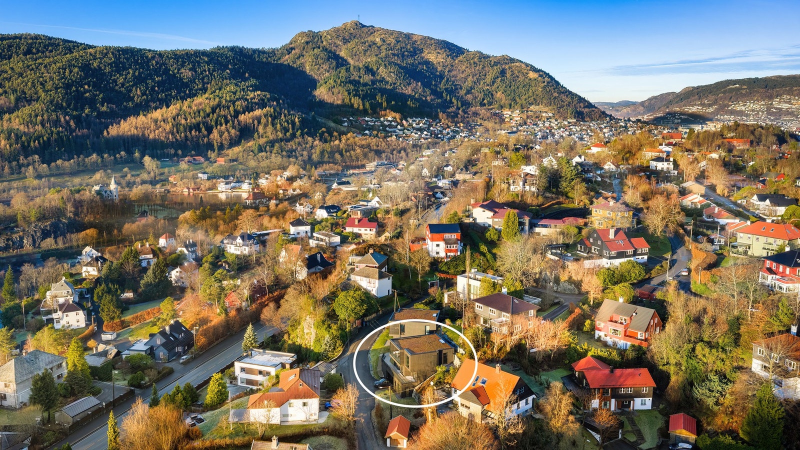 Brennhaugen 32 ligger høyt og fritt i et veletablert og attraktivt villastrøk på Paradis Galleribilde