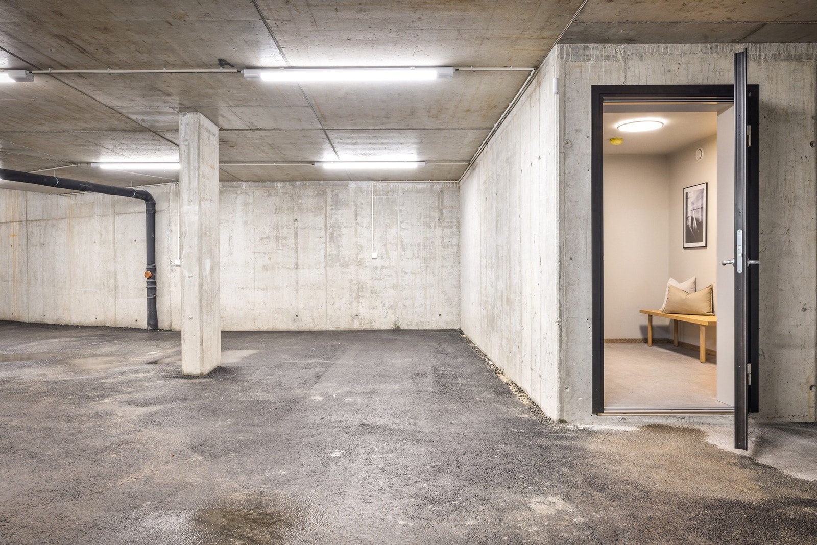 Dirkete tilkomst fra lukket garasjeanlegg til boligen. Brann og lyd dør til garasjen og betongskille mellom underetasje og 1. etasje. Galleribilde