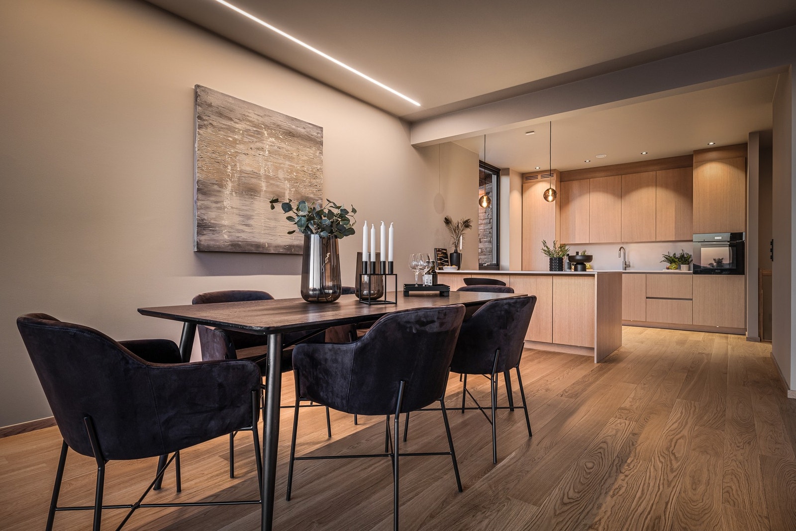 Sone for spisestue er lagt i tilknytning til kjøkkenet. Galleribilde