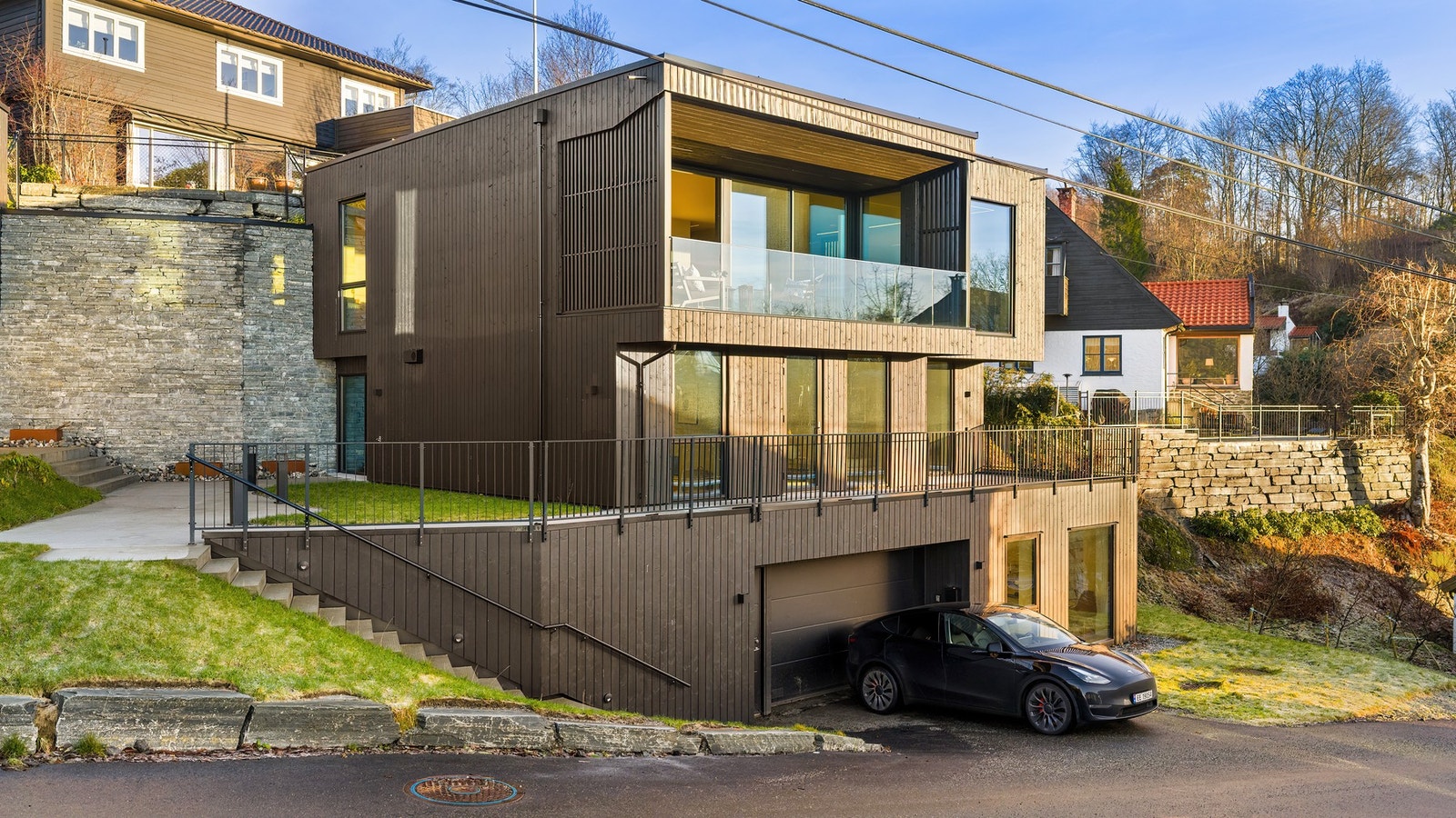 Tidsinnstilte varmekabler er lagt i gangareal og trapp, samt foran garasjeport. Galleribilde