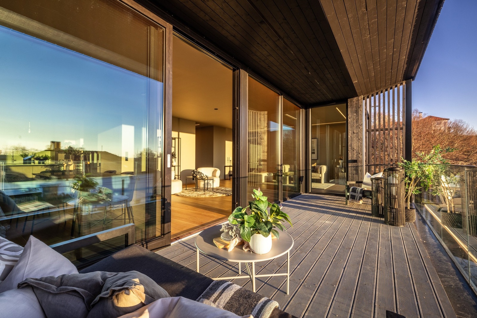 Terrassen har skyvedør med 3-lags glass. Royalimpregnert materiale, glassrekkverk og trespiler i full høyde på kortsider. Galleribilde