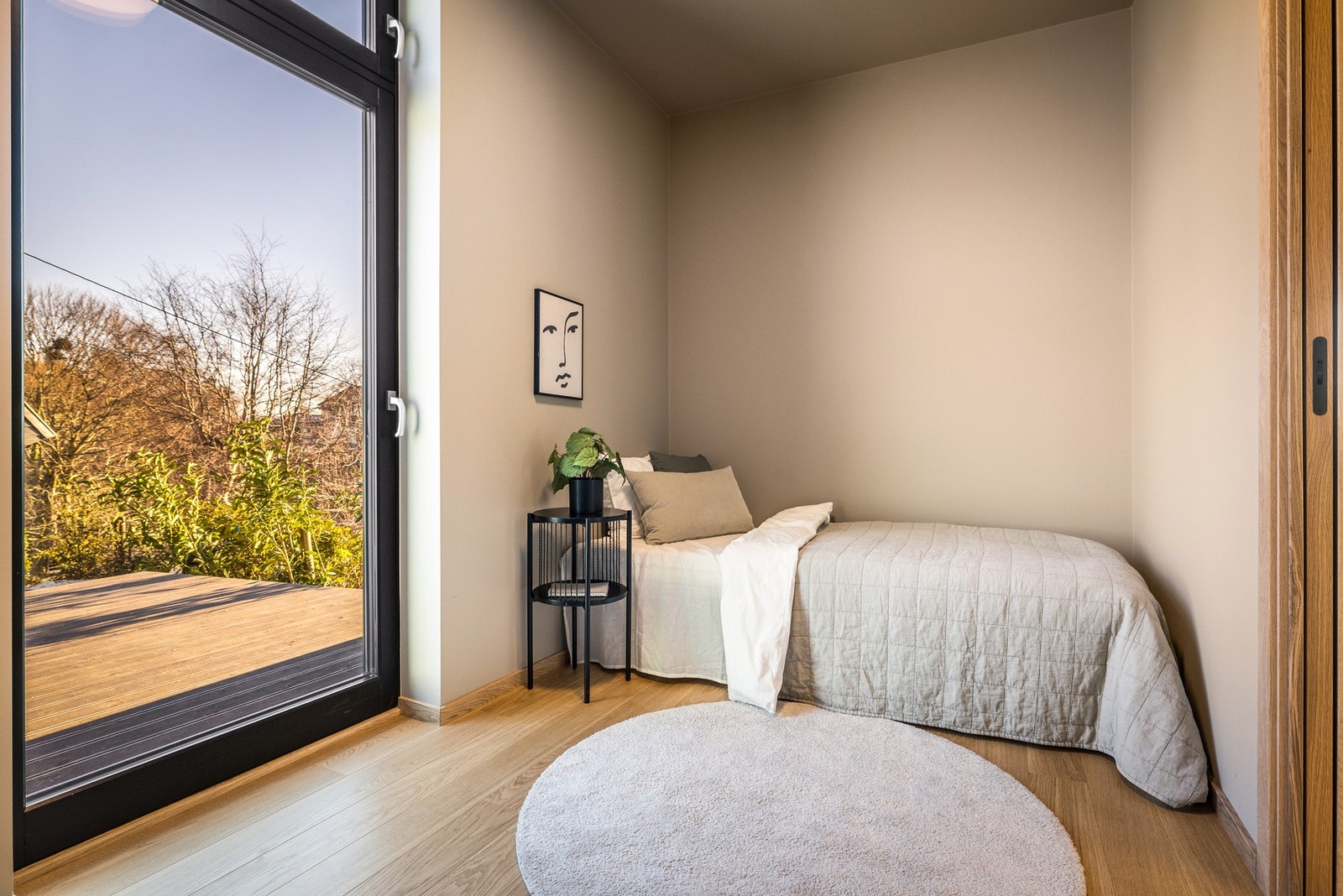 Bildet viser soverommet i 2. etasje som har utgang til egen terrasse. Galleribilde