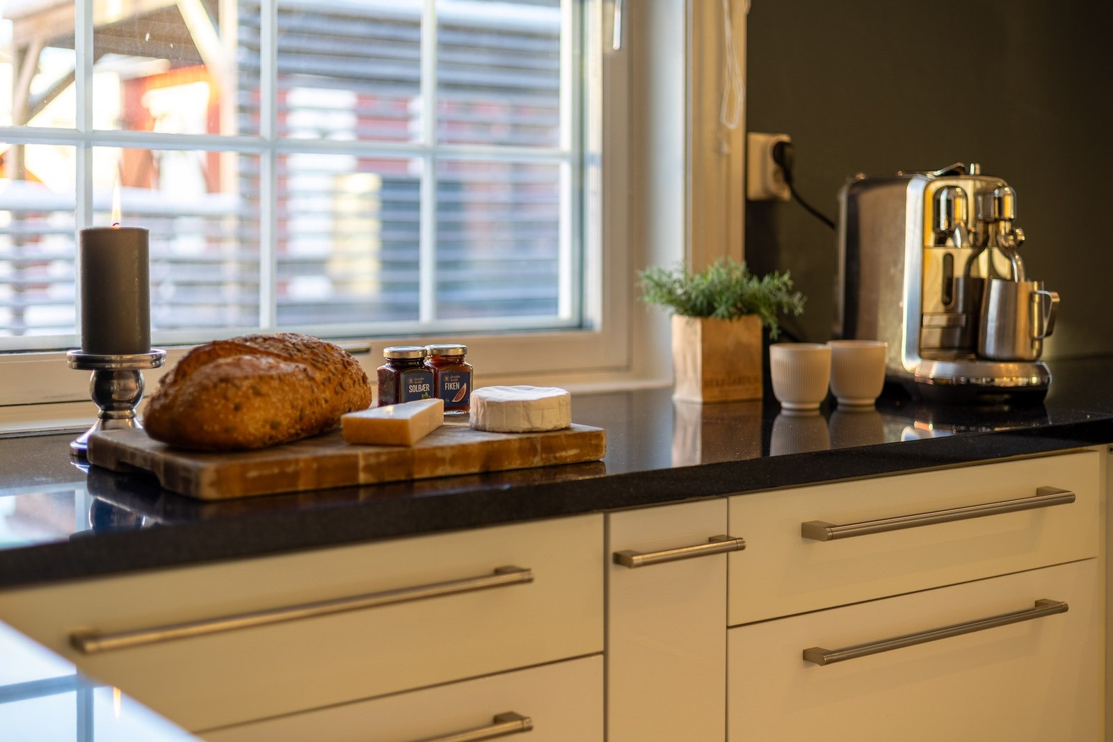 Det er meget god skap- og benkeplass. Galleribilde