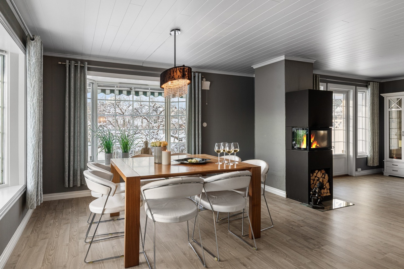 Spisestuen ligger i egen sone, med store vindusflater. Galleribilde