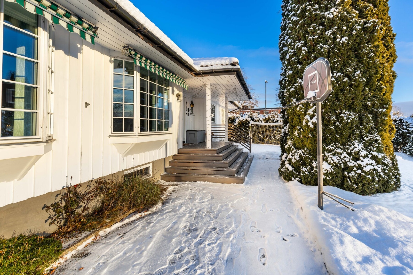 En pen tretrapp leder opp til inngangpartiet. Galleribilde