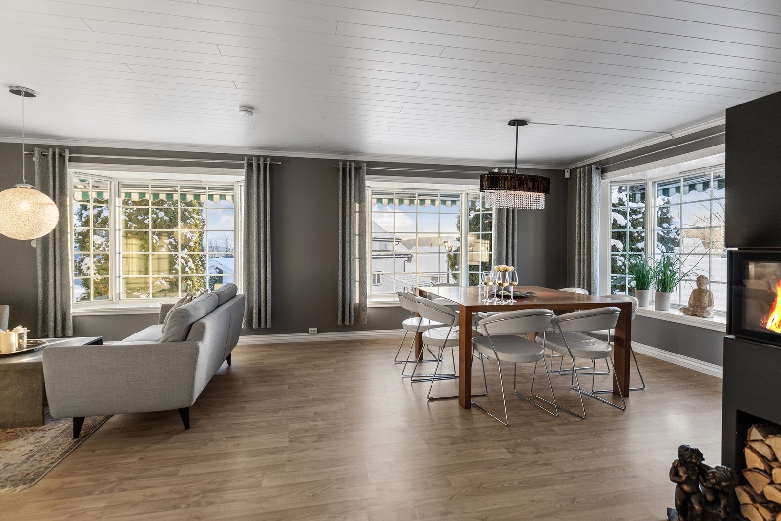 Store vindusflater gir godt lysinnslipp og en luftig romfølelse. Galleribilde