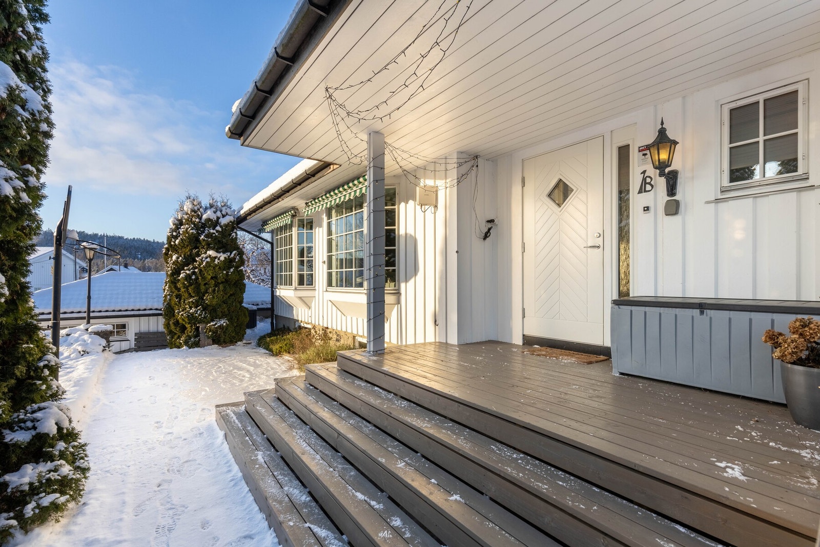 Inngangspartiet er overbygd og utelys. Galleribilde