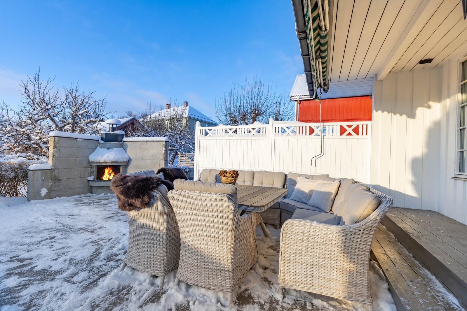 Terrassen har en levegg som gjør det lunt og skjermet. Galleribilde