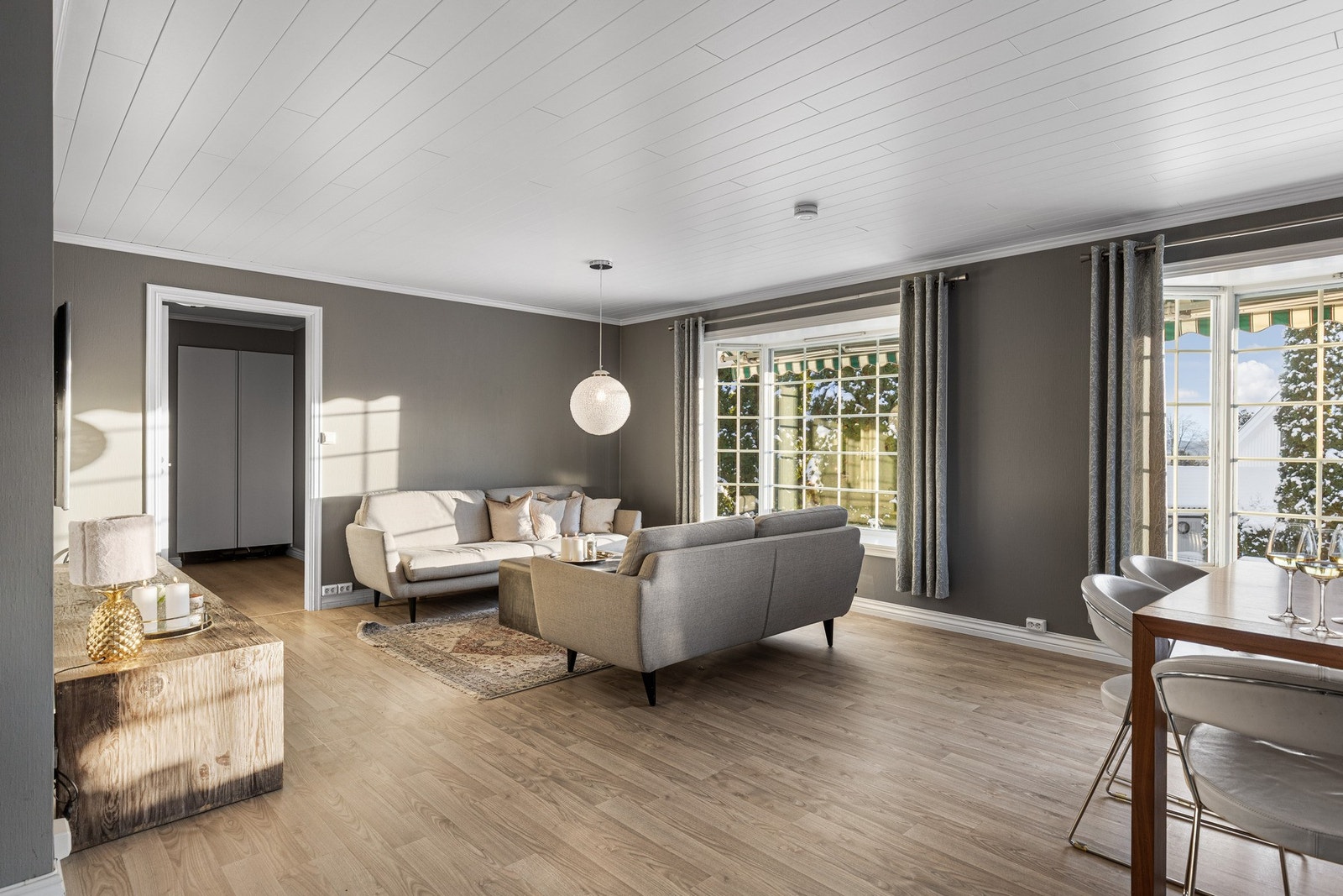 Stuen har naturlig adkomt fra hallen innenfor entreen. Galleribilde