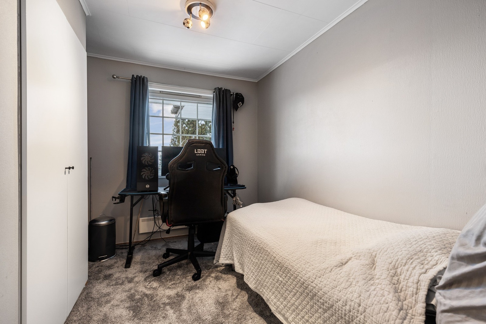 Det minste soverommet har plass til seng og skrivebord. Galleribilde