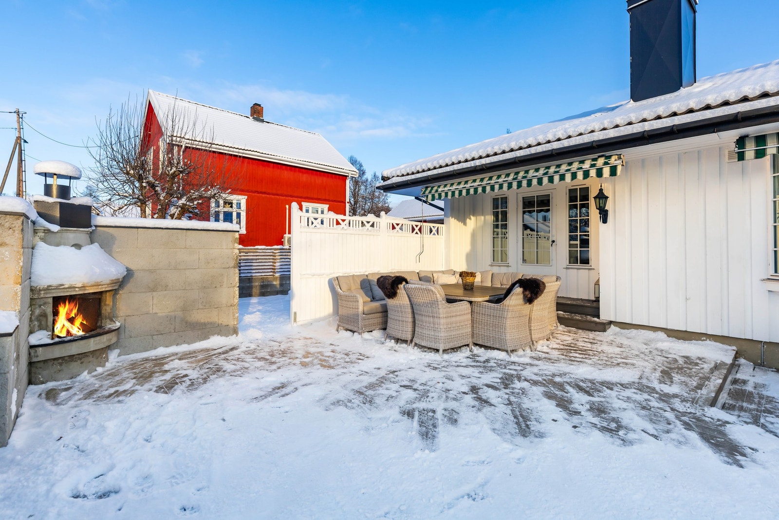 På terrassen er det en utepeis og markise Galleribilde