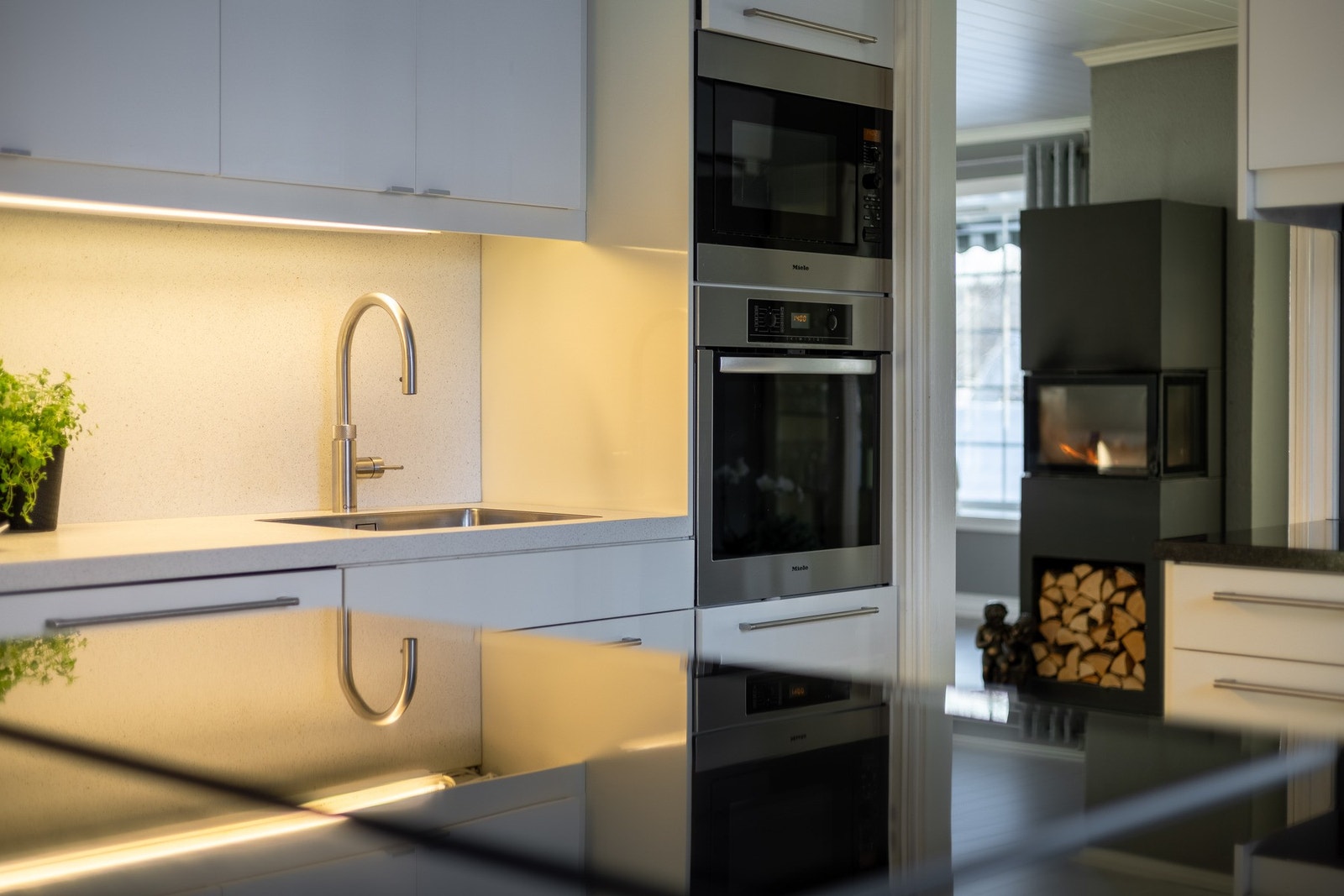 Kjøkkenet har stekeovn og micro fra Miele. Galleribilde