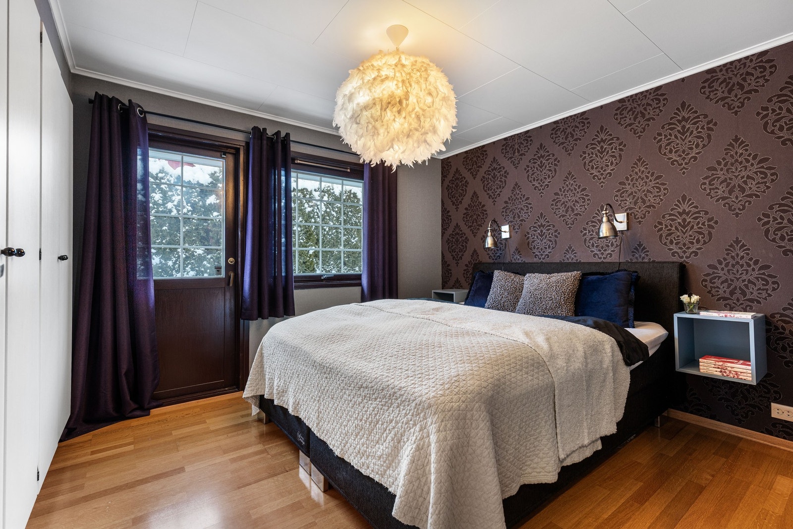 Boligen har tre soverom i hovedetasjen. Galleribilde