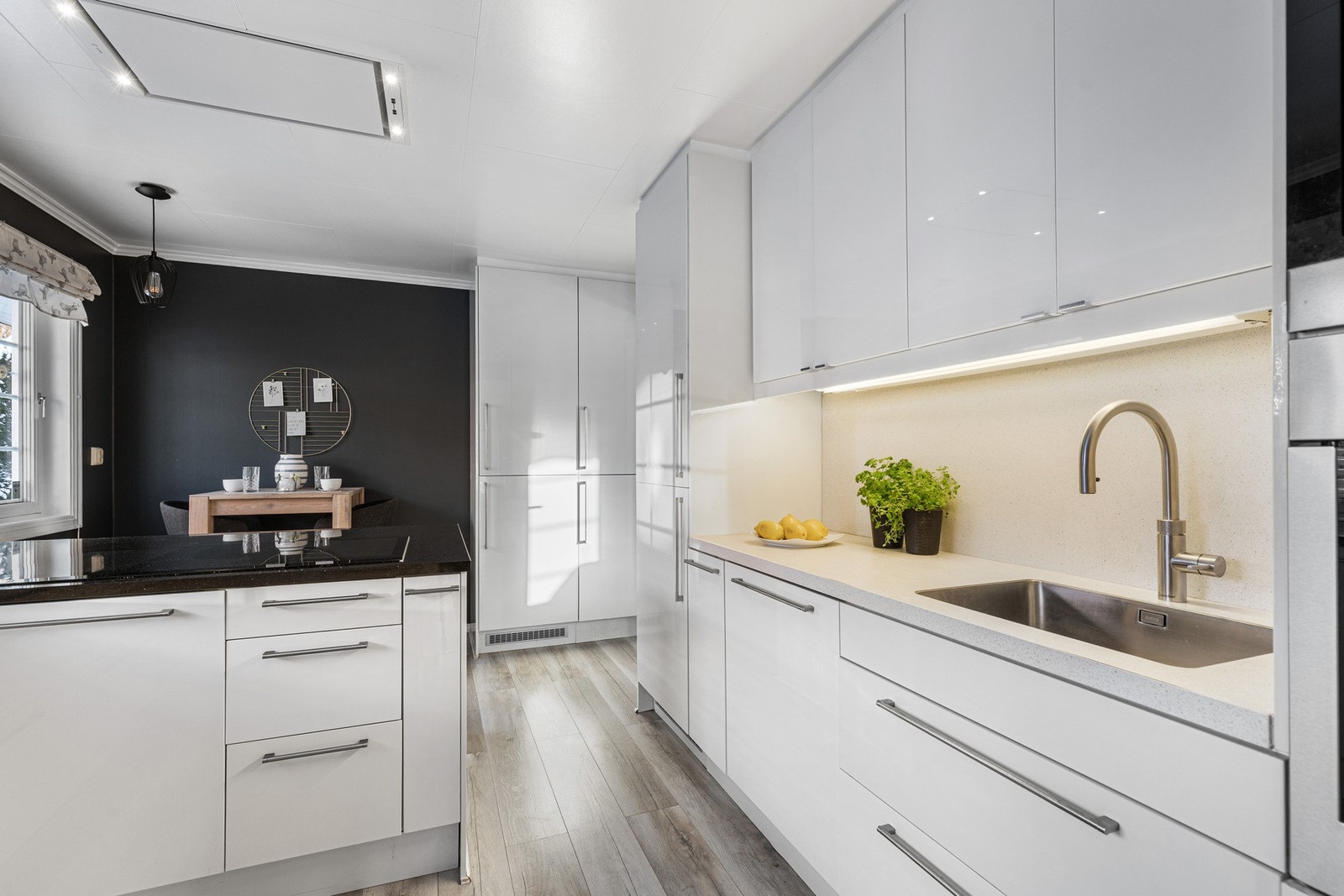 Innredningen er utstyrt med integrerte hvitevarer og har en gjennomtenkt løsning med kjøkkenhalvøy. Galleribilde