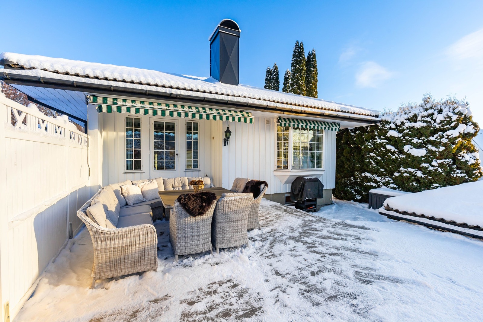Boligen har en stor, solrik terrasse som fungerer som et naturlig samlingspunkt. Galleribilde