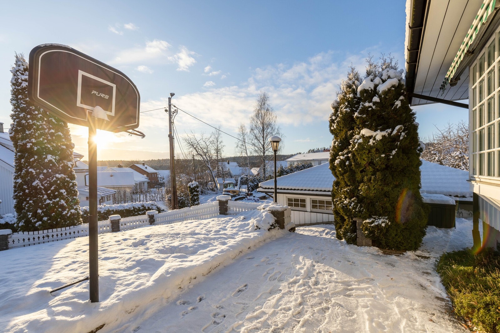 Tomten byr på grønne flater, beplantning og hekk som gir en lun og privat atmosfære. Galleribilde