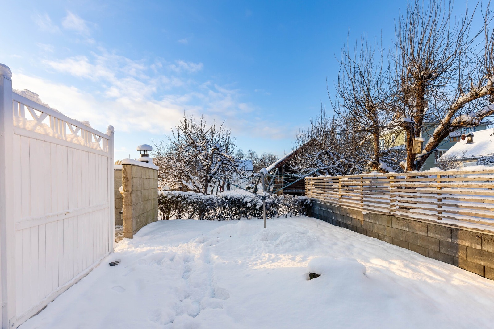 Det er tørkestativ i hagen. Galleribilde