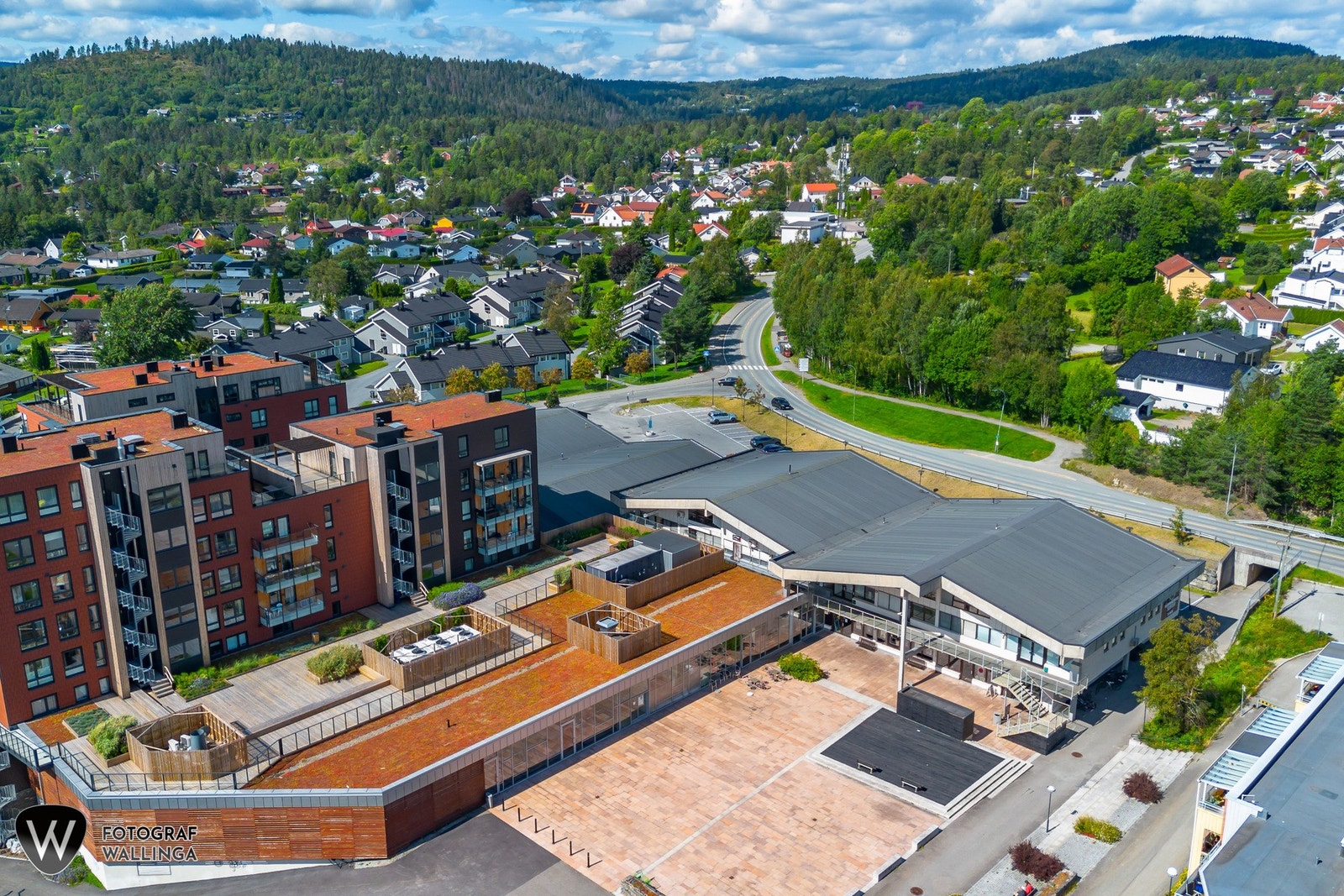 I umiddelbar nærhet finner man dagligvarebutikk, apotek, treningssenter og øvrige servicetilbud. Galleribilde