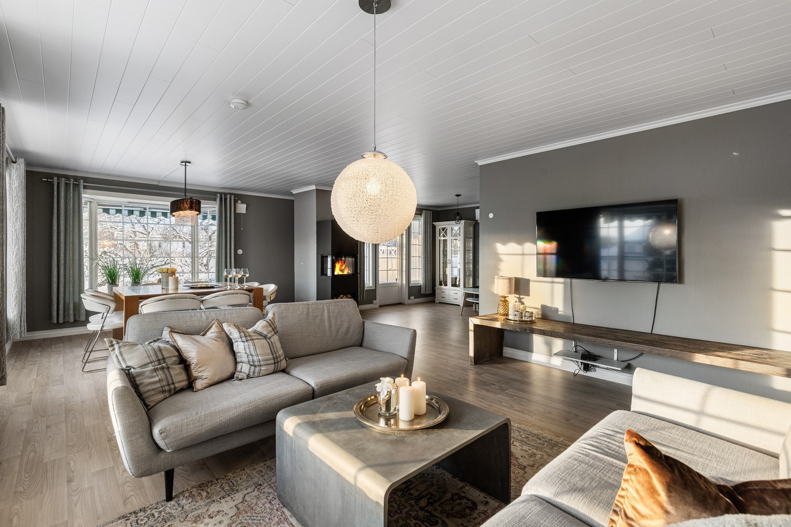 Stue og spisestue er naturlig inndelt i soner som egner seg godt for både hverdagsbruk og sosiale sammenkomster. Galleribilde