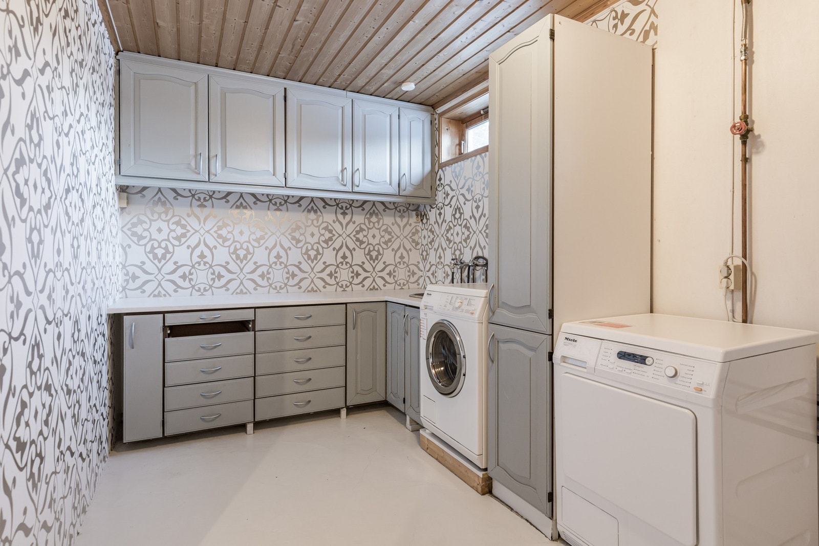 Vaskerommet er plassert i kjelleretasjen og har opplegg for vaskemaskin og tørketrommel samt god plass til oppbevaring og tekniske installasjoner. Galleribilde