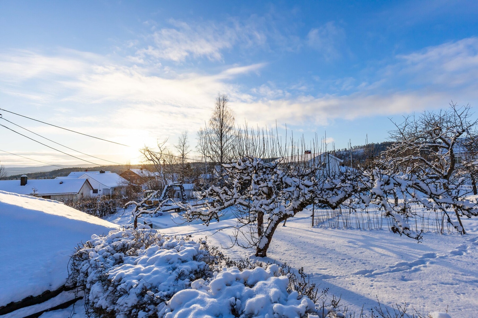Eiendommen har en pent opparbeidet tomt med god grad av skjerming mot vei og naboer. Galleribilde