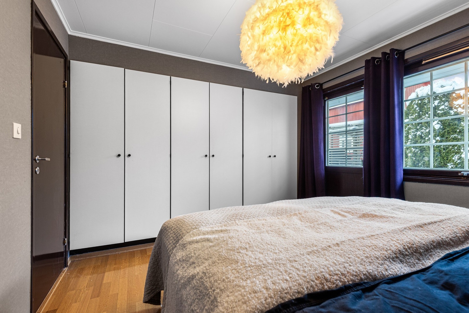 Hovedsoverommet har rikelig med skapplass og utgang til en terrasse. Galleribilde
