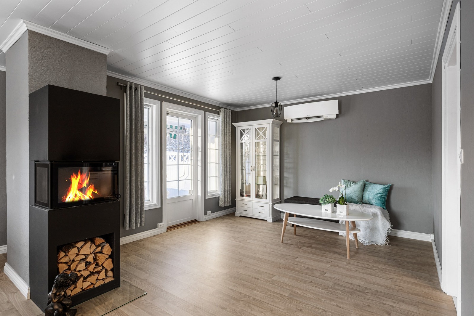 Hovedetasjen har peis med flammebilde fra tre sider, varmepumpe og utgang til terrasse. Galleribilde