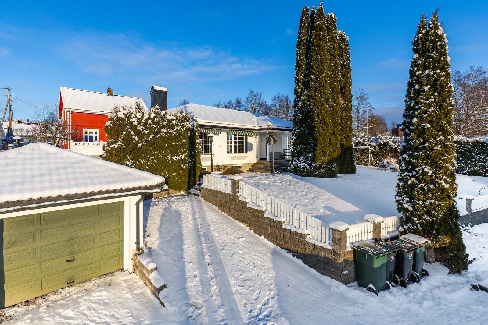 Det er installert elbillader i garasjen, noe som gir en praktisk og fremtidsrettet løsning for elbil. Galleribilde