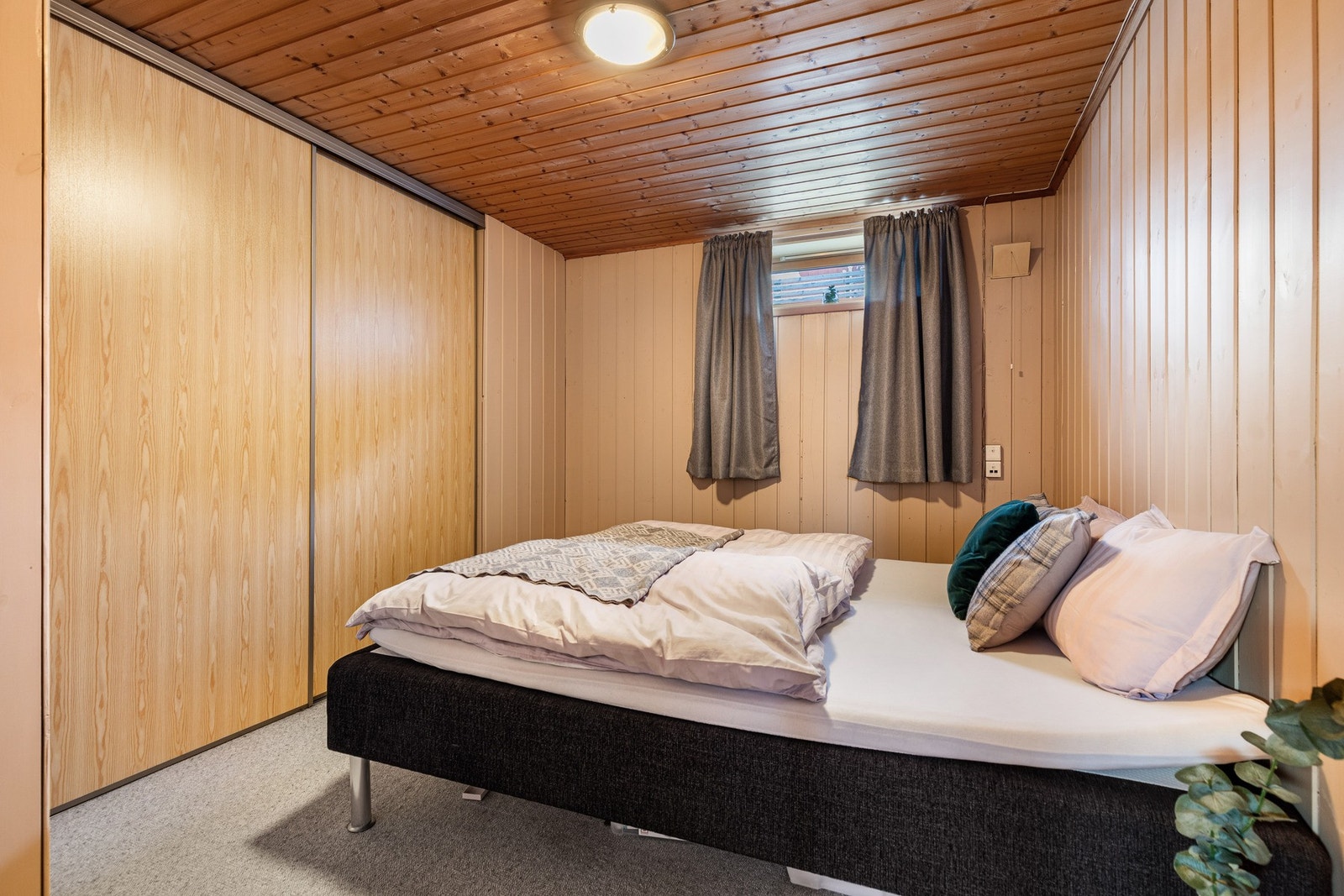 Rom som er innredet som soverom i kjelleren er ikke bruksendret eller godkjent for varig opphold. Galleribilde