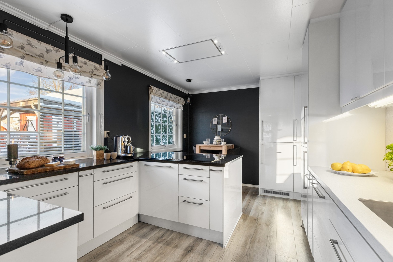 Kjøkkenet har en praktisk og funksjonell utforming med gode arbeidsflater. Galleribilde