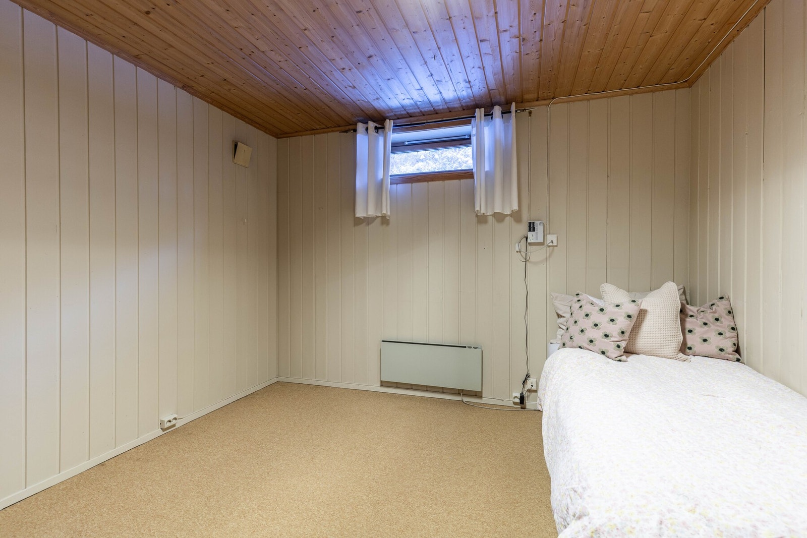 Rom som er innredet som soverom i kjelleren er ikke bruksendret eller godkjent for varig opphold. Galleribilde