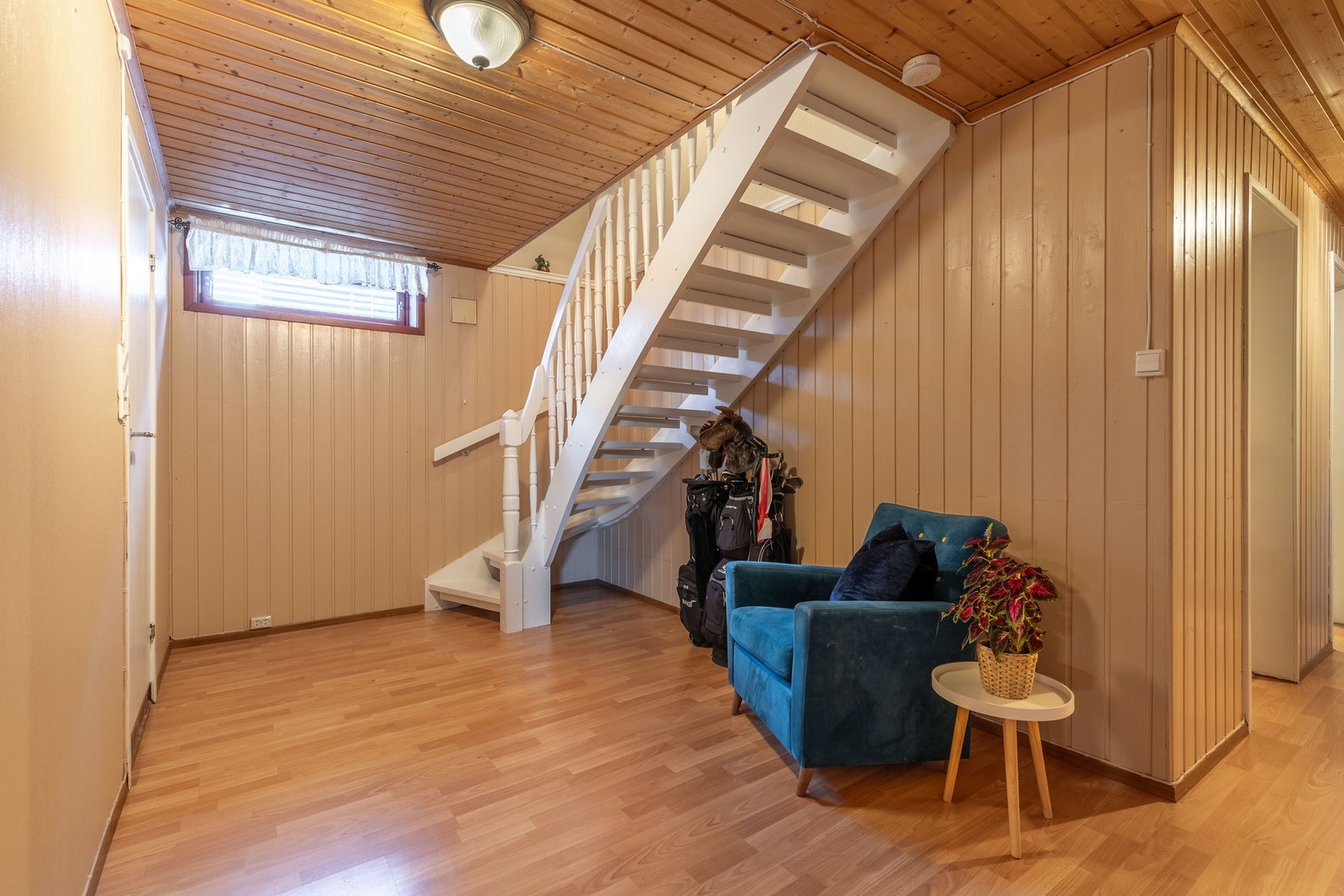 I kjelleretasjen finnes en romslig kjellerstue som i dag er innredet og brukt som treningsrom/oppholdsrom. Galleribilde