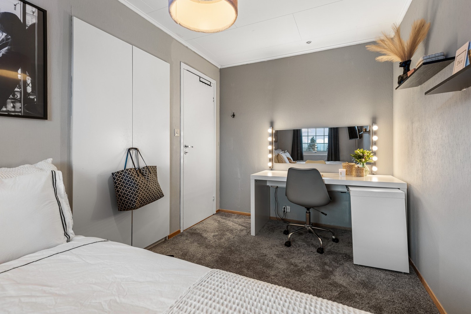 Alle soverommene har garderobeløsning. Galleribilde