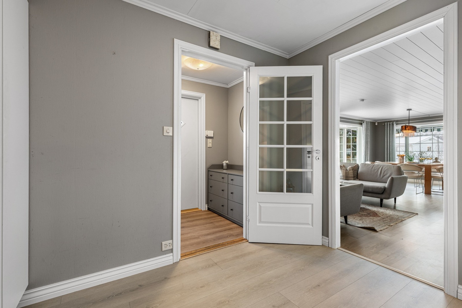 Innenfor entreen er det en hall med adkomst til stue, kjøkken og soveromsavdeling. Galleribilde