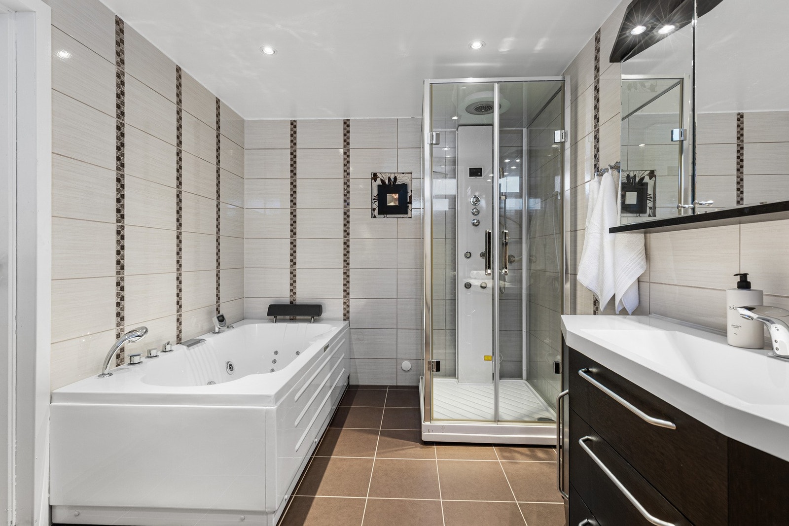 I tillegg til dusjkabinett har badet også et massasjebadekar. Galleribilde