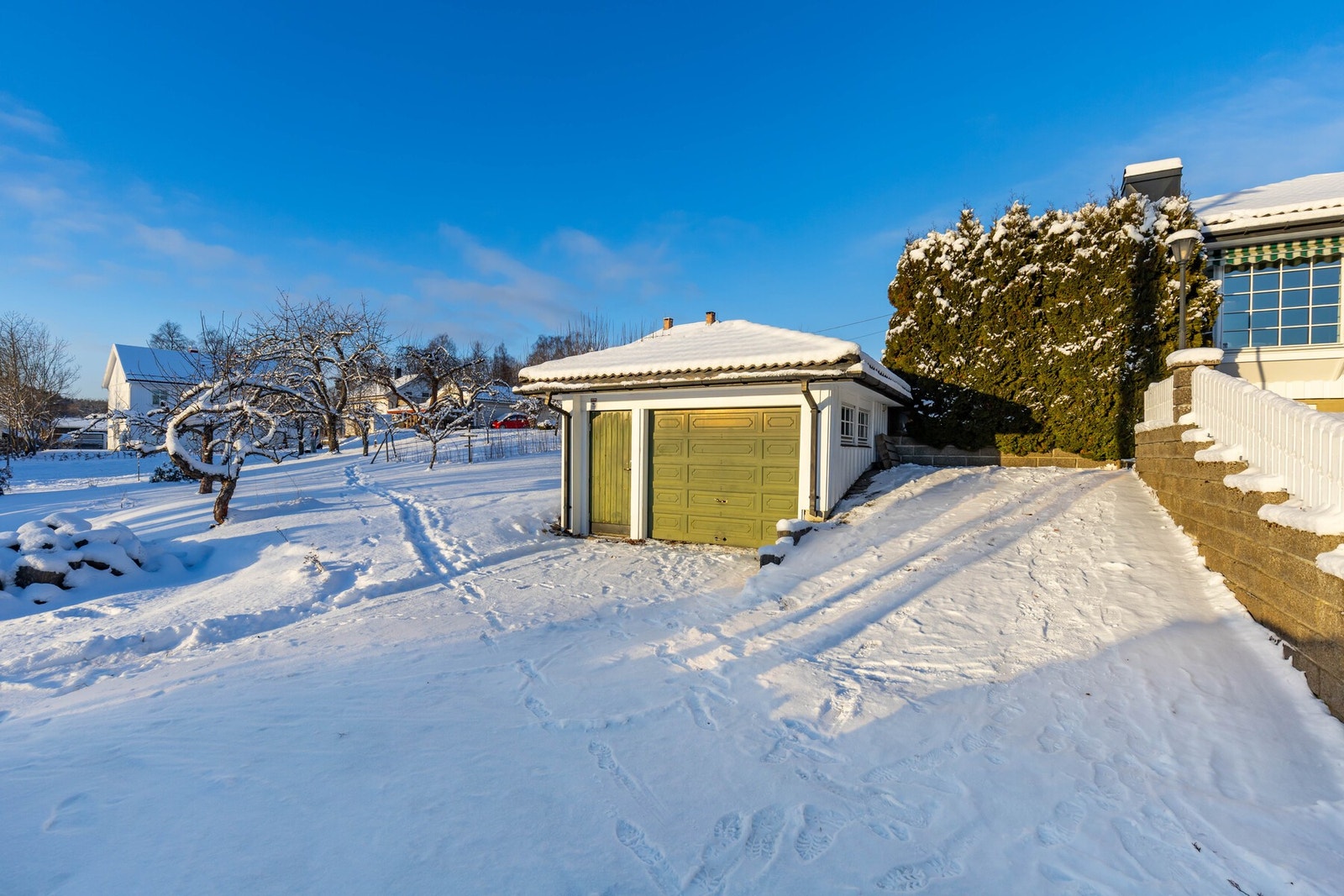 Eiendommen har parkering i frittstående garasje samt oppstillingsplass på egen tomt. Galleribilde