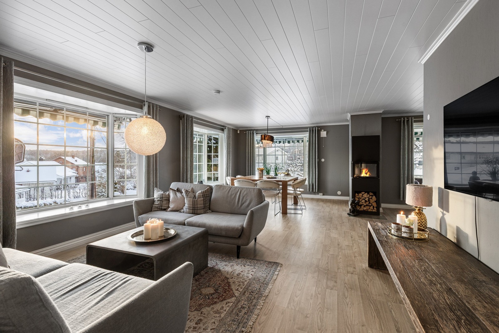 Boligen har romslig og lys stue i hovedetasjen Galleribilde