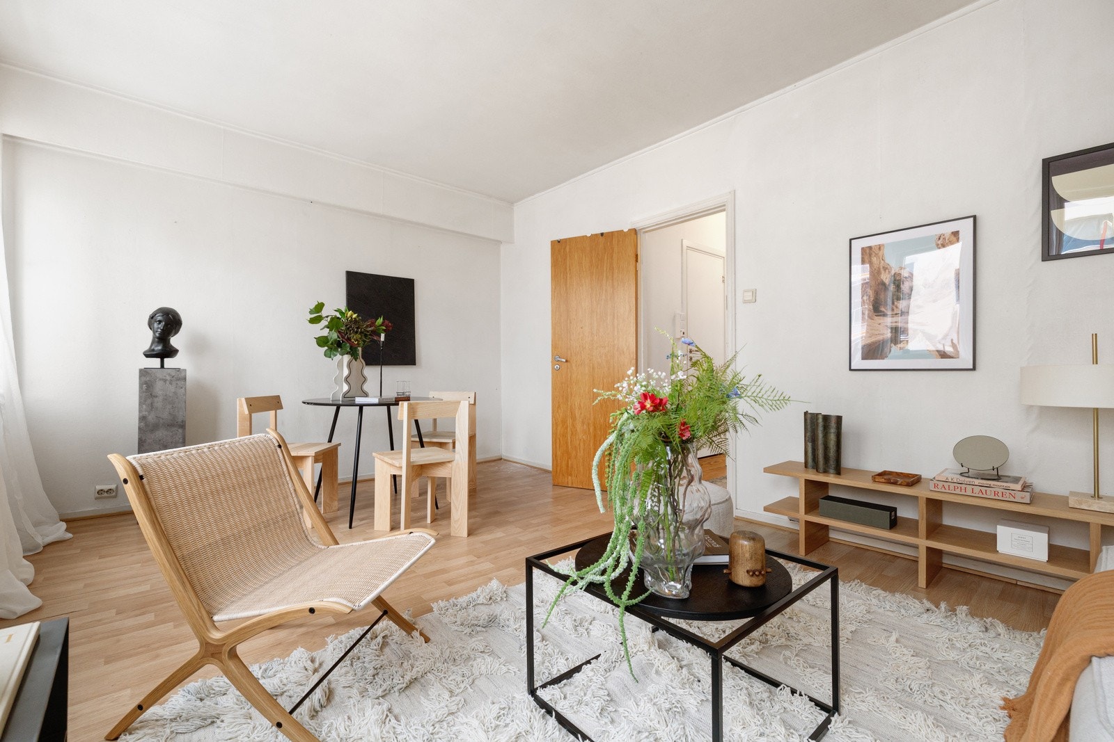 Stuen har god plass til sofagruppe med tilhørende møblement og spisebord Galleribilde