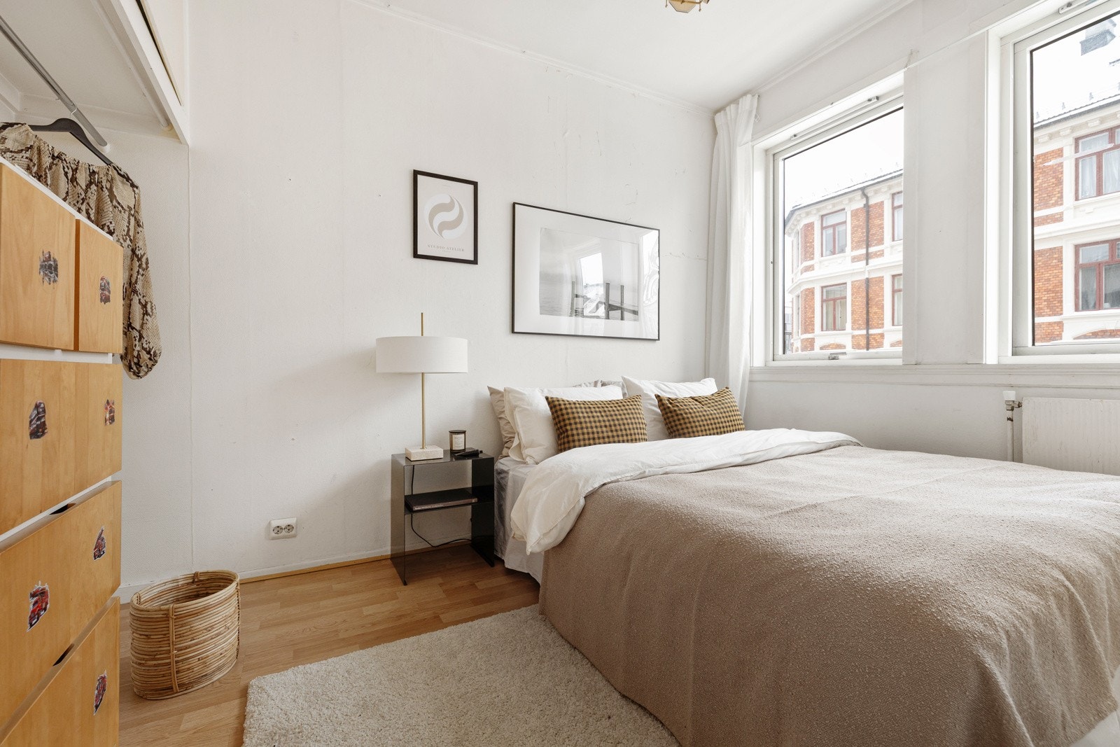 Leiligheten har et godt soverom med fine vindusflater mot sidegate Galleribilde