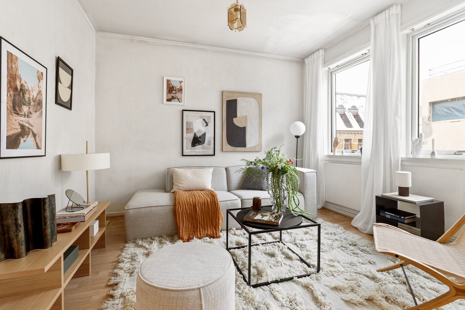 Romslig stue som skaper et sosialt oppholdsrom Galleribilde