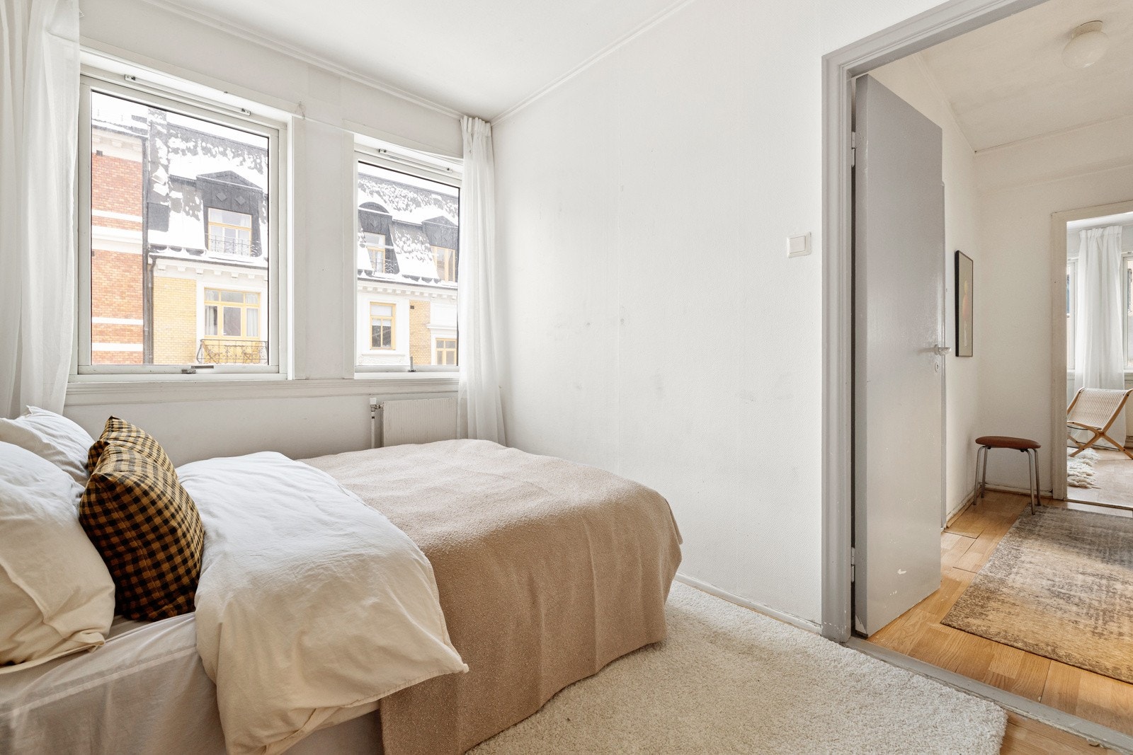 Vinduskarmene er dype og har plass til ekstra dekor Galleribilde