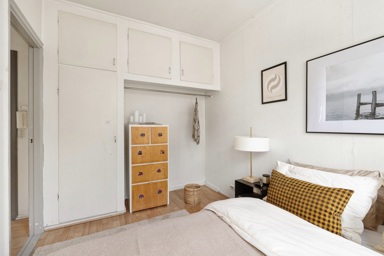 Plass til dobbeltseng, nattbord og garderobeløsning her Galleribilde